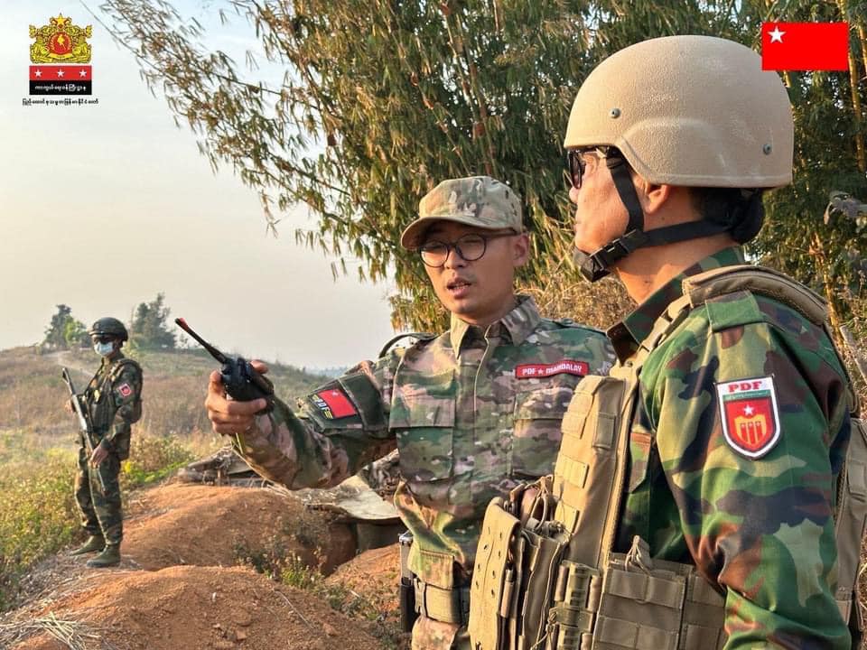 (စစ်မြေပြင် ရှေ့တန်းတနေရာ၌ တွေ့ရသော ဝန်ကြီးဦးရည်မွန်။ ဓာတ်ပုံ - မန္တလေး PDF)