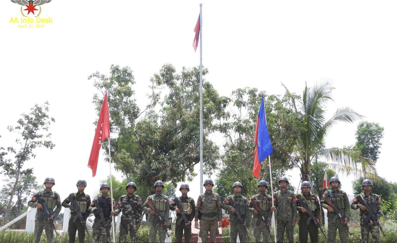 (ရက္ခိုင့်တပ်တော်(AA)မှ ရဲဘော်များအား စစ်ကောင်စီတပ်စခန်းတစ်ခု သိမ်းပိုက်ပြီးနောက် တွေ့ရစဉ်။ ဓာတ်ပုံ - AA)