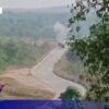 (စစ်​ကောင်စီတပ်ယာဥ်တန်းအား KNLA နှင့်​တော်လှန်​ရေးတပ်များကတိုက်ခိုက်၍ ယာဥ်တစ်စီးမီး​လောင်​နေစဥ်။ ဓါတ်ပုံ-KNU)