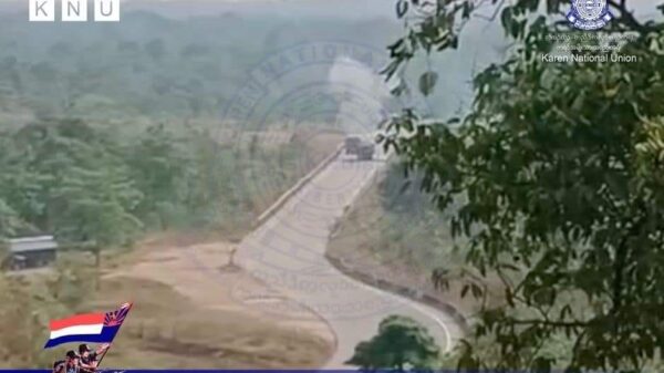 (စစ်​ကောင်စီတပ်ယာဥ်တန်းအား KNLA နှင့်​တော်လှန်​ရေးတပ်များကတိုက်ခိုက်၍ ယာဥ်တစ်စီးမီး​လောင်​နေစဥ်။ ဓါတ်ပုံ-KNU)
