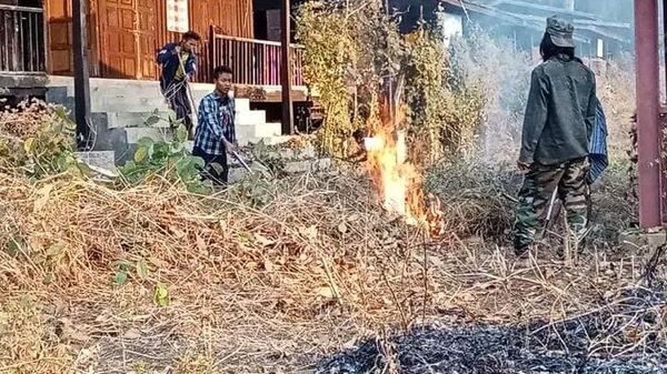 အလောင်းတော်ကဿပနယ်မြေရှိ အဆောက်အအုံများ တောမီးကူးစက်ခြင်းမရှိစေရန် ဆောင်ရွက်နေစဥ်။ ဓါတ်ပုံ-ယင်းမာပင်ခရိုင်အမှတ်(၃၆)တပ်ရင်း