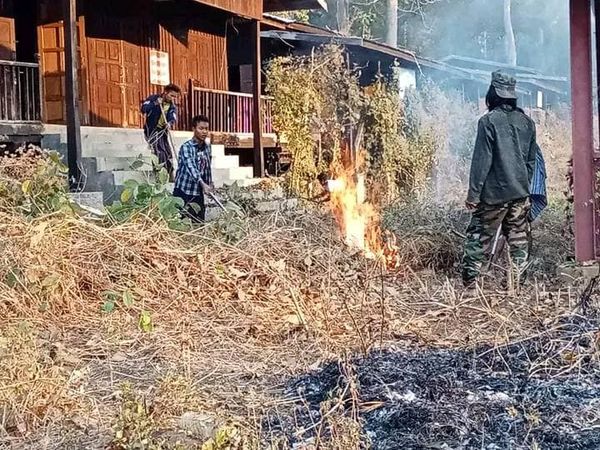အလောင်းတော်ကဿပနယ်မြေရှိ အဆောက်အအုံများ တောမီးကူးစက်ခြင်းမရှိစေရန် ဆောင်ရွက်နေစဥ်။ ဓါတ်ပုံ-ယင်းမာပင်ခရိုင်အမှတ်(၃၆)တပ်ရင်း