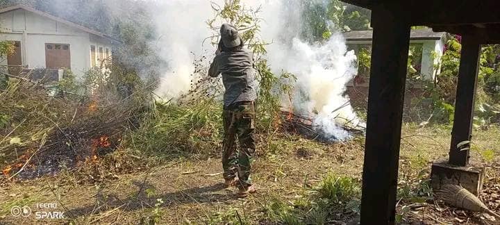 အလောင်းတော်ကဿပနယ်မြေရှိ အဆောက်အအုံများ တောမီးကူးစက်ခြင်းမရှိစေရန် ဆောင်ရွက်နေစဥ်။ ဓါတ်ပုံ-ယင်းမာပင်ခရိုင်အမှတ်(၃၆)တပ်ရင်း