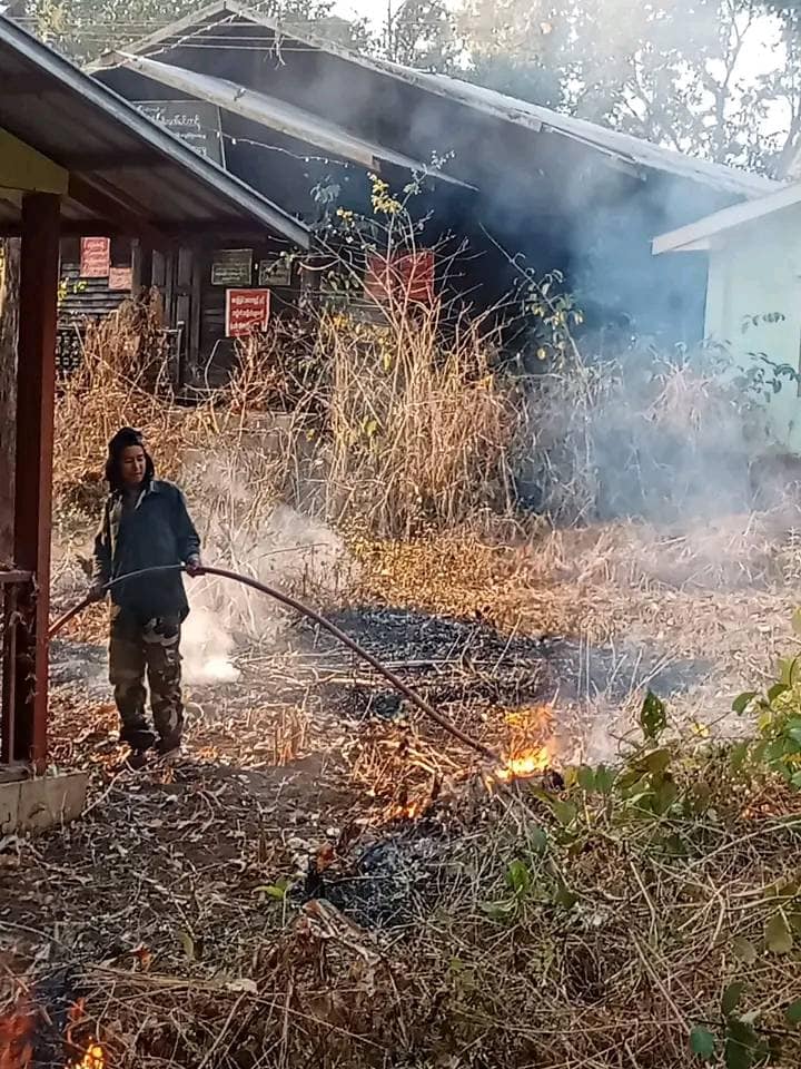 အလောင်းတော်ကဿပနယ်မြေရှိ အဆောက်အအုံများ တောမီးကူးစက်ခြင်းမရှိစေရန် ဆောင်ရွက်နေစဥ်။ ဓါတ်ပုံ-ယင်းမာပင်ခရိုင်အမှတ်(၃၆)တပ်ရင်း