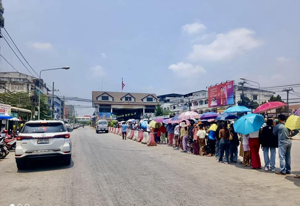 (အမှတ်(၁)တံတား မဲဆောက်မြို့ဘက်ခြမ်း၌ ယနေ့ နံနက်က တွေ့ရစဉ်။ ဓာတ်ပုံ - Ko Myo Gyi)