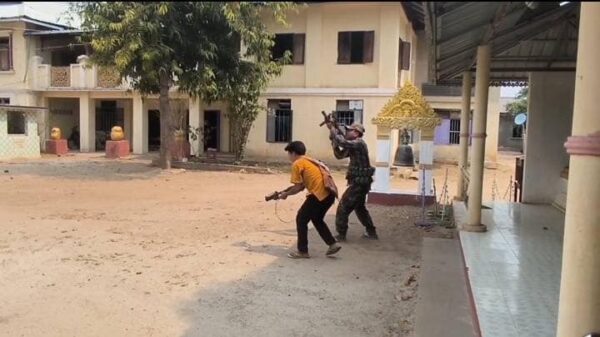 (လျှော်ဖြူကျေးရွာရှိ စစ်ကောင်စီတပ်အား PDF များတိုက်ခိုက်နေစဥ်။ ဓာတ်ပုံ - File Video)