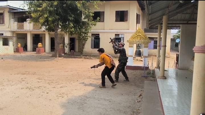 (လျှော်ဖြူကျေးရွာရှိ စစ်ကောင်စီတပ်အား PDF များတိုက်ခိုက်နေစဥ်။ ဓာတ်ပုံ - File Video)