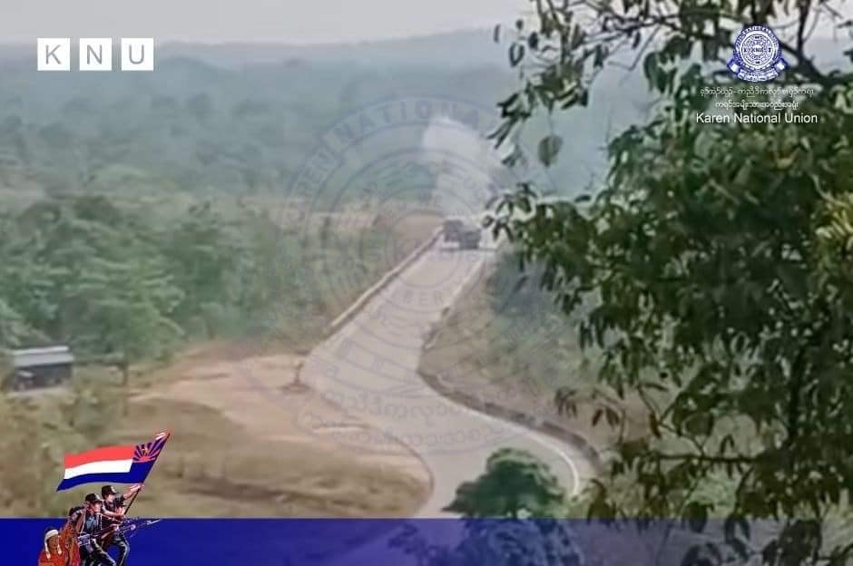 (ကော့ကရိတ်မရောက်ခင်စစ်ကောင်စီတပ် ယာဥ်တန်းနှင့် တော်လှန်ရေးတပ်များကတိုက်ခိုက်၍ စစ်တပ်ယာဥ်တစ်စီးမီးလောင်ပျက်စီးတေစဥ်။ ဓာတ်ပုံ - CJ၊KNU)