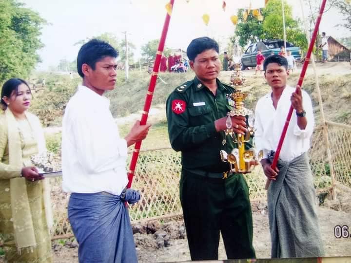 (ဒုတိယဗိုလ်မှူးကြီးနိုင်နိုင်ဝင်း နှင့် သေဆုံးစစ်သားများ၏နာရေးကိုတွေ့ရစဥ်။ဓါတ်ပုံ- CJ )