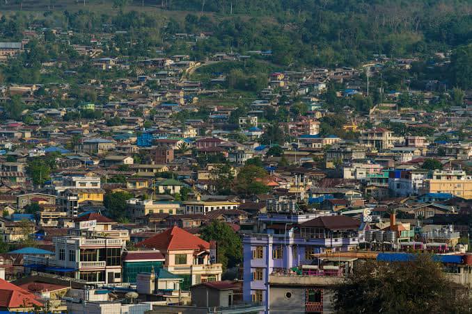 (ရှမ်းပြည်နယ်မြောက်ပိုင်း၊ လားရှိးမြို့အား အပေါ်စီးမှမြင်တွေ့ရစဉ်။ ဓာတ်ပုံ - CJ)