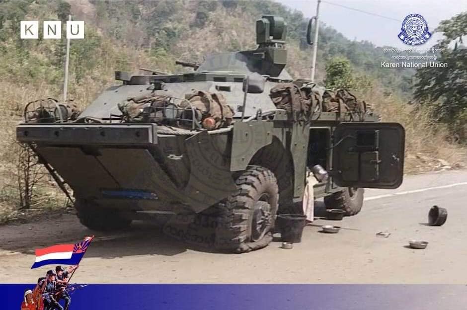 ဒေါန​တောင်​ခြေတွင် စစ်တပ်ယာဥ်တန်းသံချပ်ကာနှင့်စစ်ကားတို့ကို KNLA ဦး​ဆောင်​သော ပူး​ပေါင်းတပ်ကဧပြီ ၂၁ ရပ်တွင် သိမ်းဆည်းခဲ့စဥ်