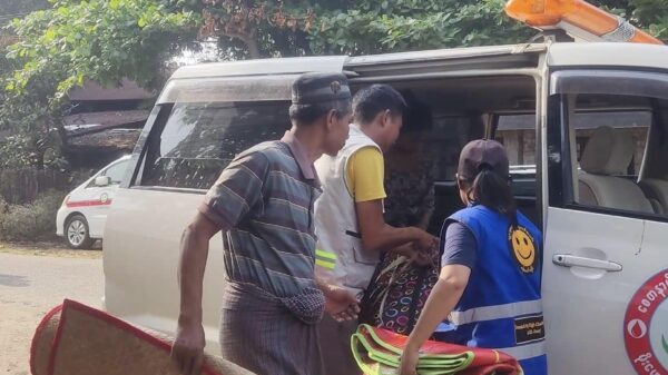 (မိုးမောက်ဒေသခံများ စစ်ဘေးရှောင်လာကြစဉ်။ ဓာတ်ပုံ - သုညသုခ ပရဟိတလူငယ်အသင်း)