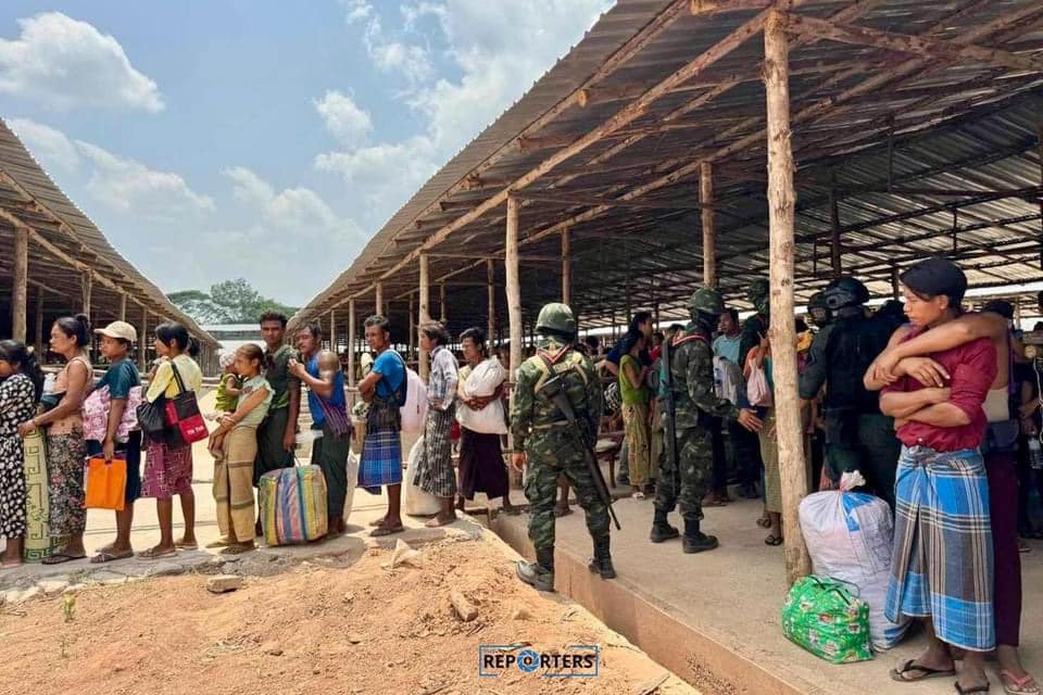 (တိုက်ပွဲဖြစ်ပွားမှုကြောင့် ထိုင်းနိုင်ငံ မဲဆောက်မြို့ ထွက်ပြေးတိမ်းရှောင်လာသော စစ်ဘေးရှောင်များအား ဧပြီ ၂၀ရက်က တွေ့ရစဉ်။ ဓာတ်ပုံ - The Reporters)