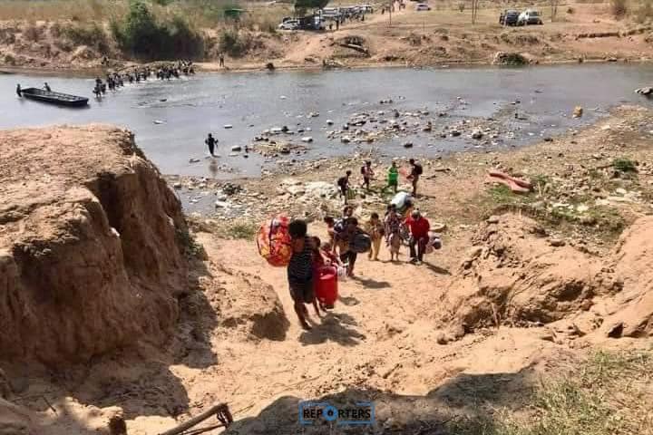 (တိုက်ပွဲဖြစ်ပွားမှုကြောင့် ထိုင်းနိုင်ငံ မဲဆောက်မြို့ ထွက်ပြေးတိမ်းရှောင်လာသော စစ်ဘေးရှောင်များအား ဧပြီ ၂၀ရက်က တွေ့ရစဉ်။ ဓာတ်ပုံ - The Reporters)