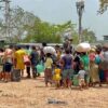 (တိုက်ပွဲဖြစ်ပွားမှုကြောင့် ထိုင်းနိုင်ငံ မဲဆောက်မြို့ ထွက်ပြေးတိမ်းရှောင်လာသော စစ်ဘေးရှောင်များအား ဧပြီ ၂၀ရက်က တွေ့ရစဉ်။ ဓာတ်ပုံ - The Reporters)