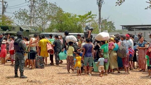(တိုက်ပွဲဖြစ်ပွားမှုကြောင့် ထိုင်းနိုင်ငံ မဲဆောက်မြို့ ထွက်ပြေးတိမ်းရှောင်လာသော စစ်ဘေးရှောင်များအား ဧပြီ ၂၀ရက်က တွေ့ရစဉ်။ ဓာတ်ပုံ - The Reporters)