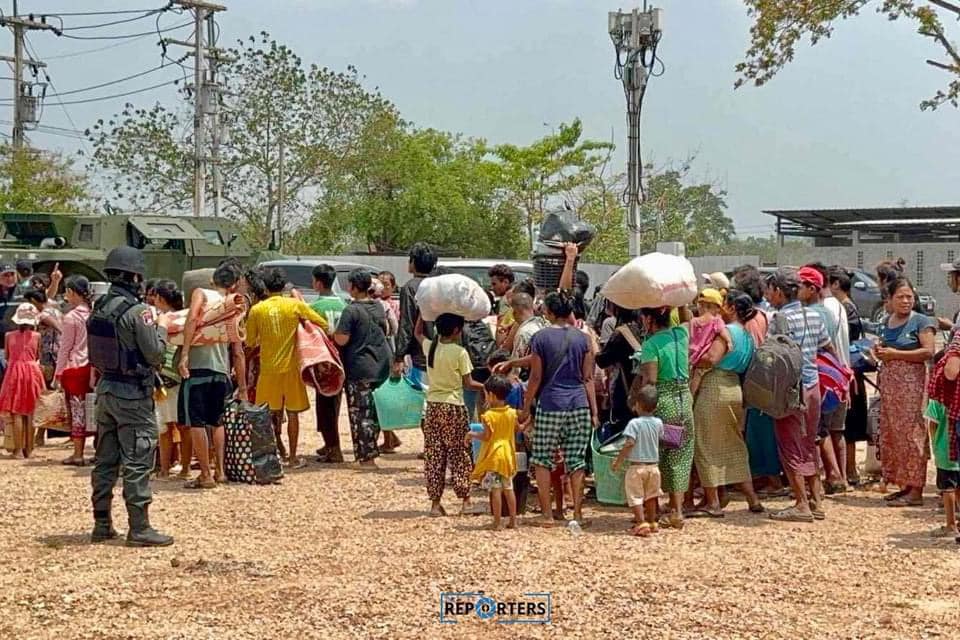 (တိုက်ပွဲဖြစ်ပွားမှုကြောင့် ထိုင်းနိုင်ငံ မဲဆောက်မြို့ ထွက်ပြေးတိမ်းရှောင်လာသော စစ်ဘေးရှောင်များအား ဧပြီ ၂၀ရက်က တွေ့ရစဉ်။ ဓာတ်ပုံ - The Reporters)