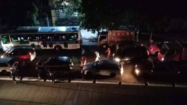(စစ်ကောင်စီက တံတားများ ပိတ်ဆို့စစ်ဆေးနေသည့်အတွက် ဘုရင့်နောင်တံတားပေါ်တွင် ယာဥ်များပိတ်ဆို့နေသည်ကို တွေ့ရစဥ်။ ဓာတ်ပုံ - CJ)
