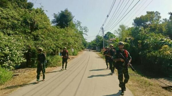 (ဒေါနစစ်ကြောင်းမှ ရဲဘော်များအား တွေ့ရစဉ်။ ဓာတ်ပုံ - ဒေါနစစ်ကြောင်း)