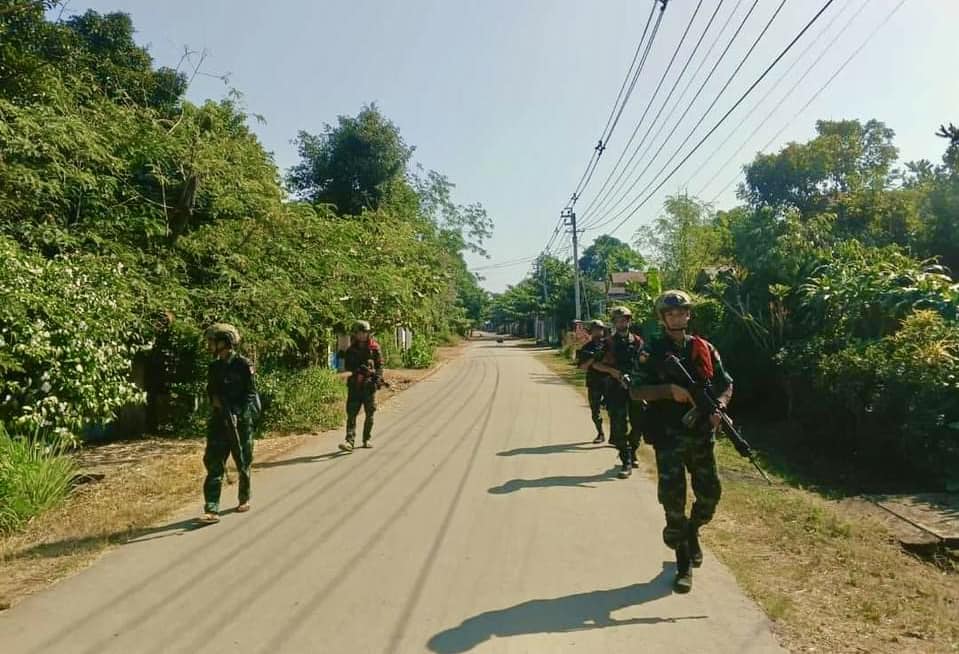 (ဒေါနစစ်ကြောင်းမှ ရဲဘော်များအား တွေ့ရစဉ်။ ဓာတ်ပုံ - ဒေါနစစ်ကြောင်း)