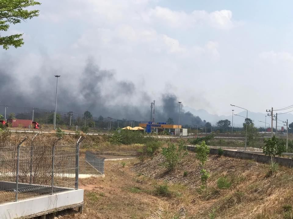 (စစ်ကောင်စီတပ် ပစ်ခတ်မှုကြောင့် မြဝတီမြို့ရှိ နေအိမ်အချို့မီးလောင်နေစဥ်။ ဓာတ်ပုံ - CJ)
