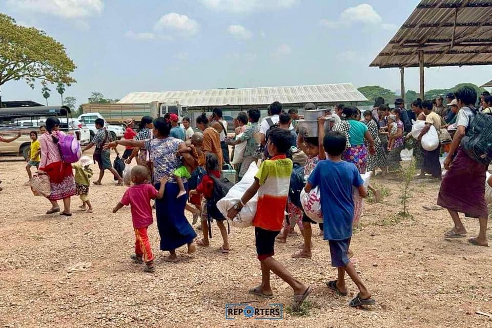 (တိုက်ပွဲဖြစ်ပွားမှုကြောင့် ထိုင်းနိုင်ငံ မဲဆောက်မြို့ ထွက်ပြေးတိမ်းရှောင်လာသော စစ်ဘေးရှောင်များအား ဧပြီ ၂၀ရက်က တွေ့ရစဉ်။ ဓာတ်ပုံ - The Reporters)