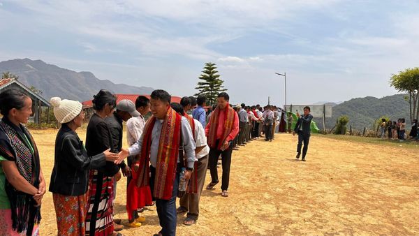 (Senthang- CDFနှင့် Zophei လူထုကဝန်ကြီးချုပ်အဖွဲ့အား ကြိုဆိုနေစဉ်။ ဓာတ်ပုံ - GOC)