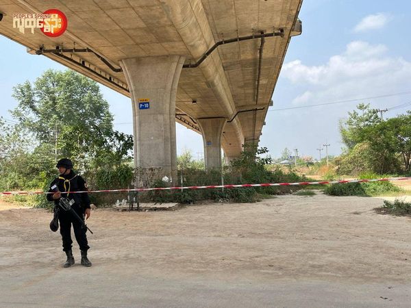 (အမှတ်(၂)နှင့် အမှတ်(၁)တံတား မဲဆောက်မြို့ဘက်ခြမ်း၌ လုံခြုံရေးယူနေသော ထိုင်းစစ်တပ်အား ယနေ့နံနက်က တွေ့ရစဥ်။ ဓာတ်ပုံ - PS)