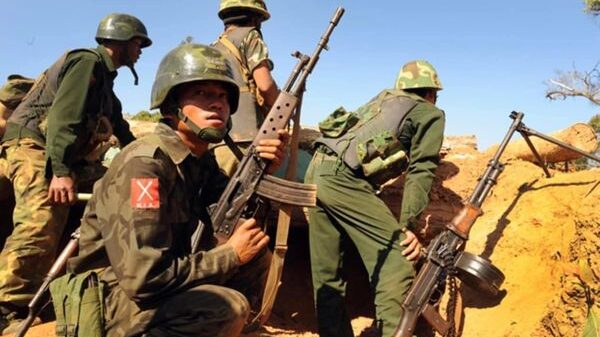 (ကချင်လွတ်လပ်ရေးတပ်မတော်(KIA)မှ ရဲဘော်များ ရှေ့တန်းတနေရာ၌ တွေ့ရစဉ်။ ဓာတ်ပုံ - KIA)