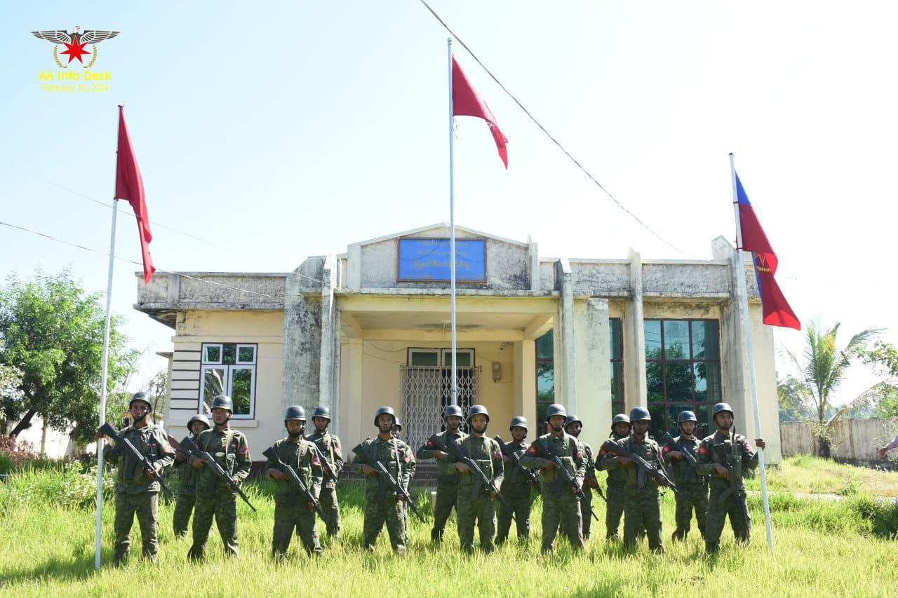 (​စကခ (၁၅)​မြေပုံနှင့် မြို့သိမ်းတိုက်ပွဲတစ်ခုတွင်​အောင်ပွဲခံ​နေ​သော အာရက္ခ(AA)တပ်ဖွဲ့ဝင်များ။ဓါတ်ပုံ-AA Info Desk)