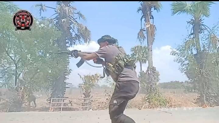 (ရွာရှည်ရွာအား ဝင်ရောက်စီးနင်းခဲ့သည့် စစ်ကောင်စီတပ်အား PDF များ တိုက်ခိုက်နေစဥ်။ ဓာတ်ပုံ-File Video)