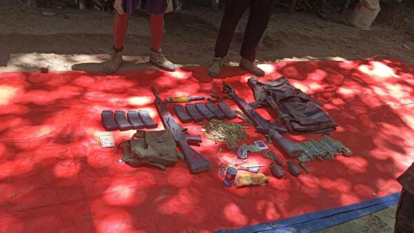 (အောင်ဇေယျစစ်ကြောင်း တပ်မ(၅၅)လက်အောက်ခံ ခလရ(၉၄)မှအလင်းဝင်လာသူ တပ်သားနှစ်ဦးအား တွေ့ရစဥ်။ ဓာတ်ပုံ - Saw Win Zaw)