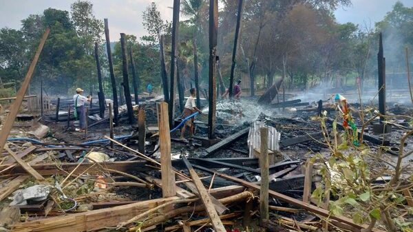 (စစ်ကောင်စီလေကြောင်းတိုက်ခိုက်မှုကြောင့် ဆောမြို့နယ်၊ တောမကျေးရွာ နေအိမ်များ မီးလောင်ပျက်စီးနေသည်ကို တွေ့ရစဉ်။ ဓာတ်ပုံ - ယောအလင်းတန်း)