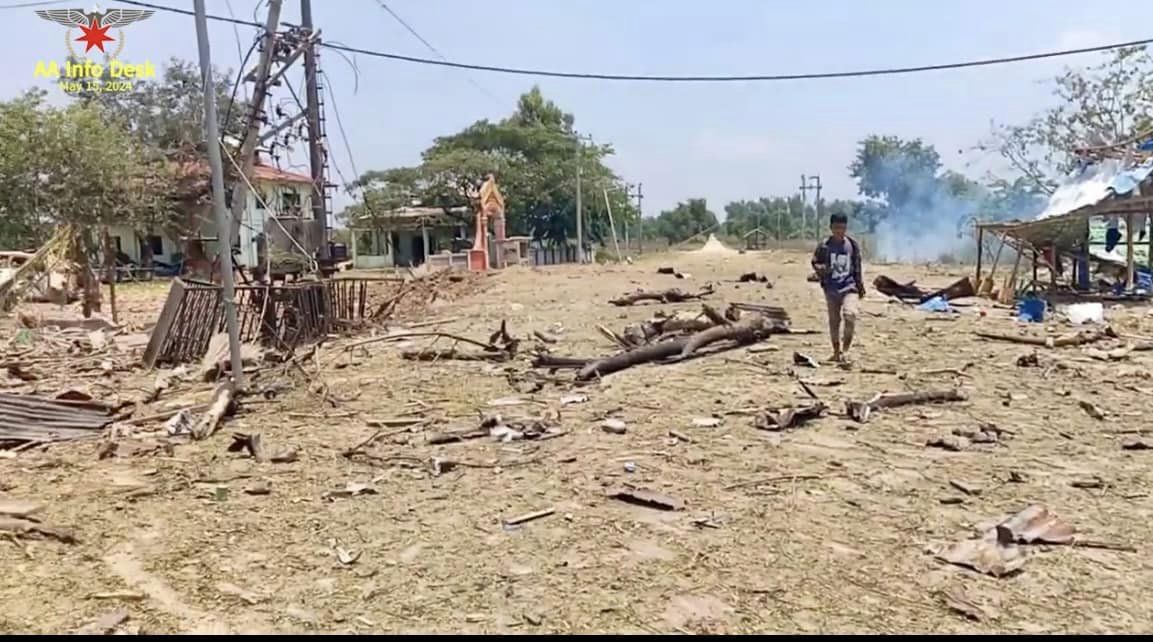 (စစ်ကောင်စီလေကြောင်းတိုက်ခိုက်၍ ထိခိုက်ပျက်စီးမှုများအား တွေ့ရစဥ်။ ဓာတ်ပုံ - File Photo)