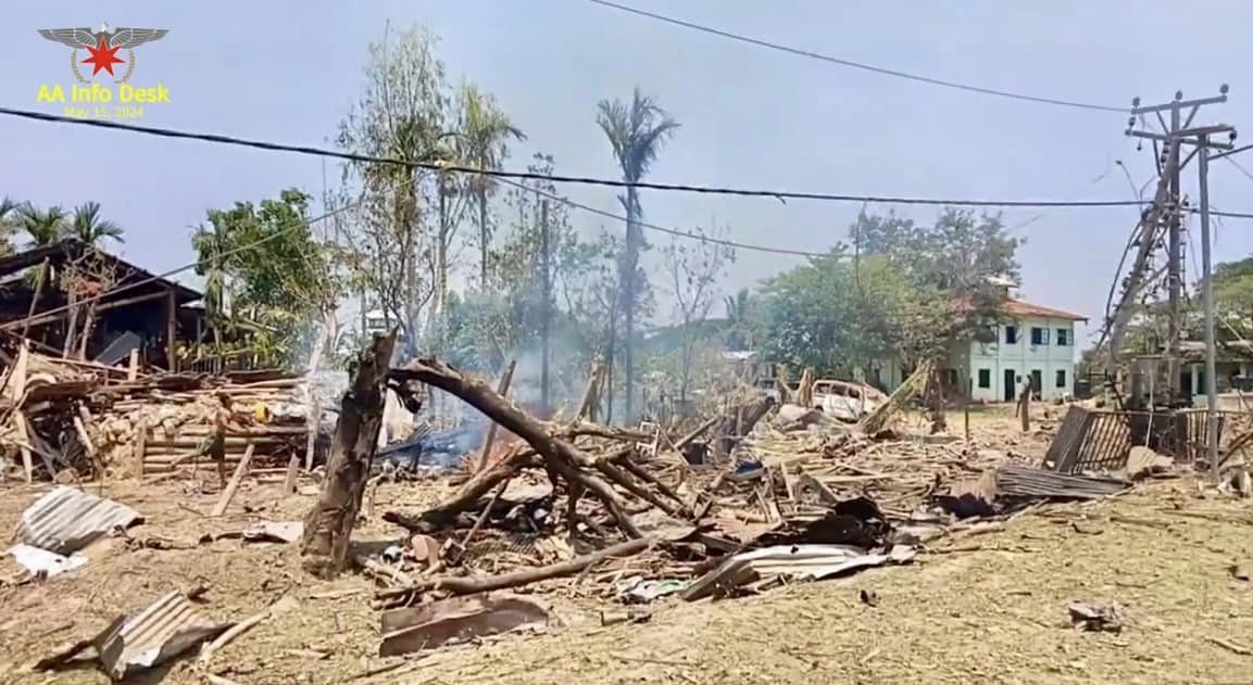 (စစ်ကောင်စီလေကြောင်းတိုက်ခိုက်၍ ထိခိုက်ပျက်စီးမှုများအား တွေ့ရစဥ်။ ဓာတ်ပုံ - File Photo)