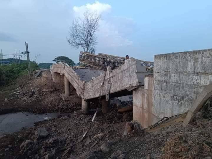 (မိုင်းခွဲဖျက်ဆီးခံရပြီးနောက် တွေ့ရသော ဘီးလင်းမြို့နယ်ရှိ ကျုံအိတ်တံတား။ ဓာတ်ပုံ - CJ)