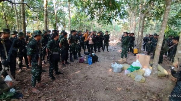 (လောင်းလုံးမြို့ပေါ်စစ်ဆင်ရေးပါဝင်ဆင်နွှဲခဲ့သော တော်လှန်ရေးပူးပေါင်းတပ်အားတွေ့ရစဥ်။ ဓာတ်ပုံ - LLPDF)