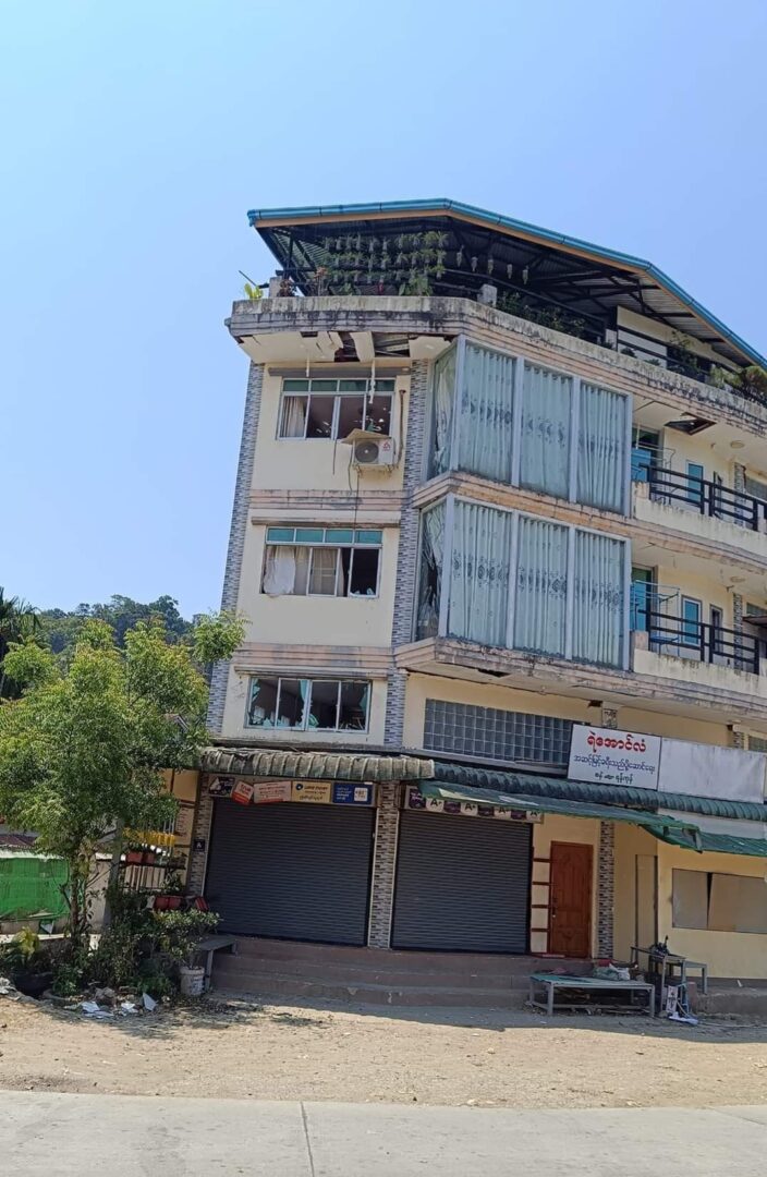 (​ကျောက်ဖြူ မြို့နယ် ၊စနဲမြို့ ကိုစစ်​က​မေ ၈ ရက်တွင် ဒရုန်းဖြင့်ဗုံးသီးချတိုက်ခိုက်၍ အပျက်အစီးများကို​တွေ့ရစဥ်။ ဓါတ်ပုံ-CJ)