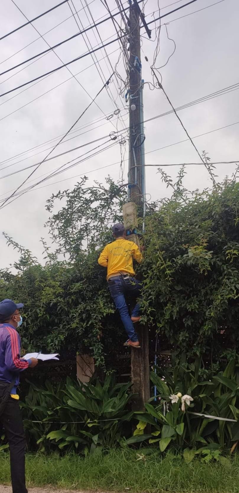 (ပြင်ဦးလွင်မြို့တွင် စစ်​ကောင်စီ လျှပ်စစ်ဝန်ထမ်းများက မီတာလိုက်ဖတ်စဥ်။ဓါတ်ပုံ- MESC)