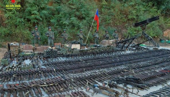 (​စကခ (၁၅)​မြေပုံနှင့် မြို့သိမ်းတိုက်ပွဲတစ်ခုတွင်​အောင်ပွဲခံ​နေ​သော အာရက္ခ(AA)တပ်ဖွဲ့ဝင်များ။ဓါတ်ပုံ-AA Info Desk)