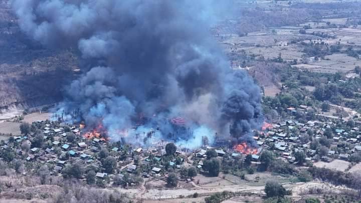 (ရေမျက်နီရွာအား စစ်တပ်က မီးရှို့ဖျက်ဆီးခဲ့စဥ်။ ဓါတ်ပုံ-ထီးလင်းမြို့နယ် ပြည်သူ့ကာကွယ်ရေးအဖွဲ့)