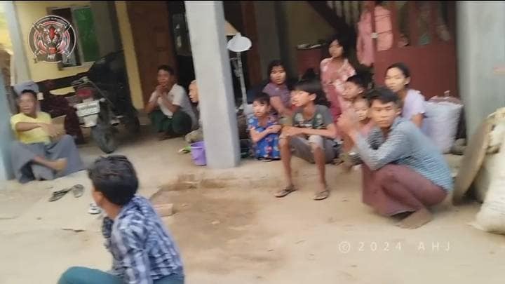 ဆုံရွာတိုက်ပွဲအတွင်း PDF များကယ်ထုတ်ထားသော ရွာသူရွာသားအချို့အား တွေ့ရစဥ်