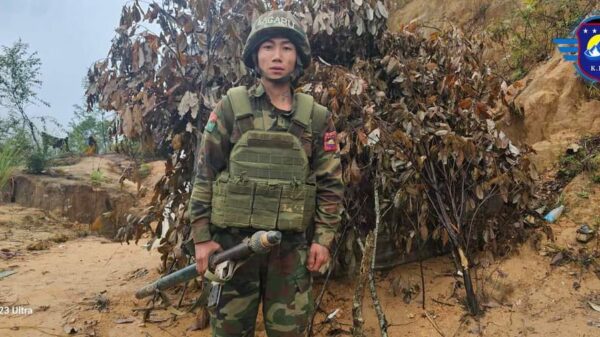 ဆွမ်ပရာဘွမ်ဗျူဟာကုန်းသိမ်းတိုက်ပွဲ၌ စစ်ကောင်စီတပ်ဖွဲ့ဝင်ကို နပန်းလုံးသတ်ပုတ်အနိုင်ယူခဲ့သည့် RPGကိုင် ရဲဘော်ကို KPF ကျပ် ၁၀သိန်း ချီးမြှင့်