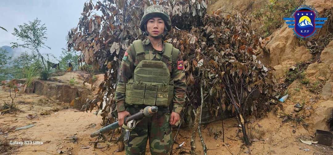 ဆွမ်ပရာဘွမ်ဗျူဟာကုန်းသိမ်းတိုက်ပွဲ၌ စစ်ကောင်စီတပ်ဖွဲ့ဝင်ကို နပန်းလုံးသတ်ပုတ်အနိုင်ယူခဲ့သည့် RPGကိုင် ရဲဘော်ကို KPF ကျပ် ၁၀သိန်း ချီးမြှင့်