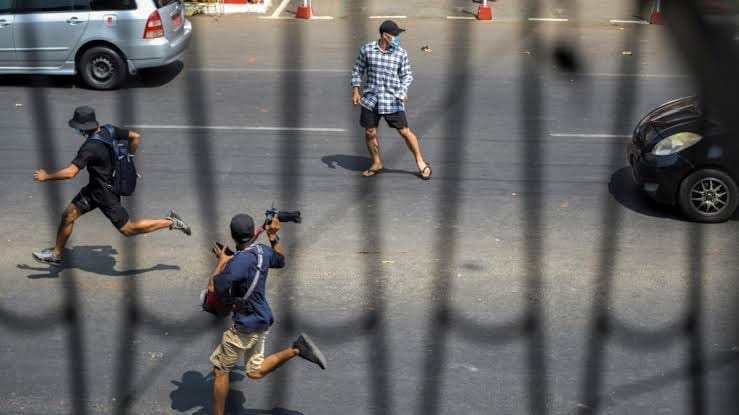 (၂၀၂၁ ​ဖေ​ဖော်ဝါရီလ ၂၇ ရက်တွင် ရန်ကုန်မြို့၌ ငြိမ်းချမ်းစွာဆန္ဒပြ​နေ​သော ပြည်သူများကို စစ်​ကောင်စီတပ်ကအကြမ်းဖက်ဖြိုခွင်းရာ ထွက်​ပြေး​နေ​သောပြည်သူအချို့နှင့် စစ်​ကောင်စီ ရန်မှ လွတ်​အောင်​ပြေးရင်း သတင်းဓါတ်ပုံရိုက်ကူး​နေ​​သော သတင်း​ထောက်တစ်ဦး ။ဓါတ်ပုံ-ရိုက်တာ)