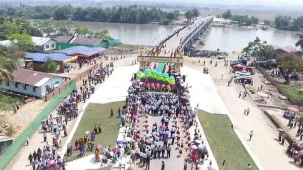 တံတားအား ဖွင့်ပွဲပြုလုပ်သည့်နေ့က တွေ့ရစဉ်