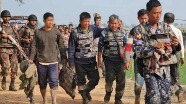 (ဘင်္ဂလားဒေ့ရှ်ထွက်​ပြေးတဲ့ စစ်​ကောင်စီတပ်သားနဲ့ နယ်ခြား​စောင့်ရဲများ။ဓါတ်ပုံ-​အေဂျင်စီများ)
