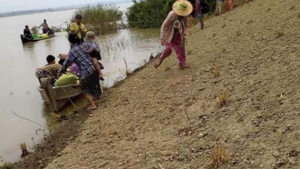 (တိုက်ပွဲကြောင့် ထွက်ပြေးတိမ်းရှောင်လာသော ပြည်သူများအား တွေ့ရစဥ်။ ဓာတ်ပုံ - CJ)