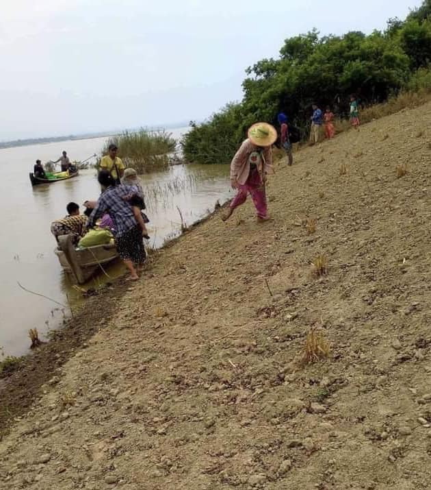 (တိုက်ပွဲကြောင့် ထွက်ပြေးတိမ်းရှောင်လာသော ပြည်သူများအား တွေ့ရစဥ်။ ဓာတ်ပုံ - CJ)