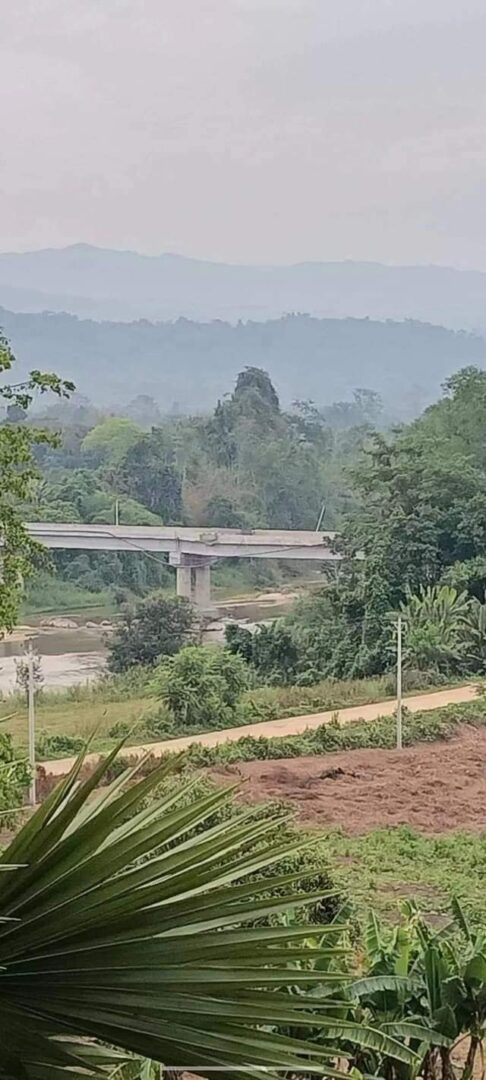 (မြစ်ကြီးနား-ဗန်းမော် လမ်းပေါ်ရှိဒဘတ်ချောင်းကူးတံတားကို စစ်ကောင်စီတပ်ကမိုင်းခွဲဖျက်ဆီးခဲ့စဥ်။ ဓါတ်ပုံ-CJ)